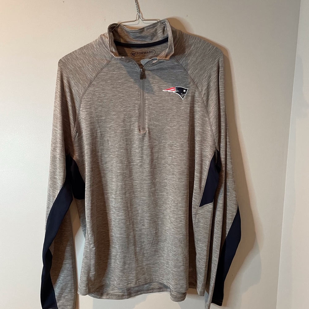 Mens zip lightweight pull over New England Patriots Logo large